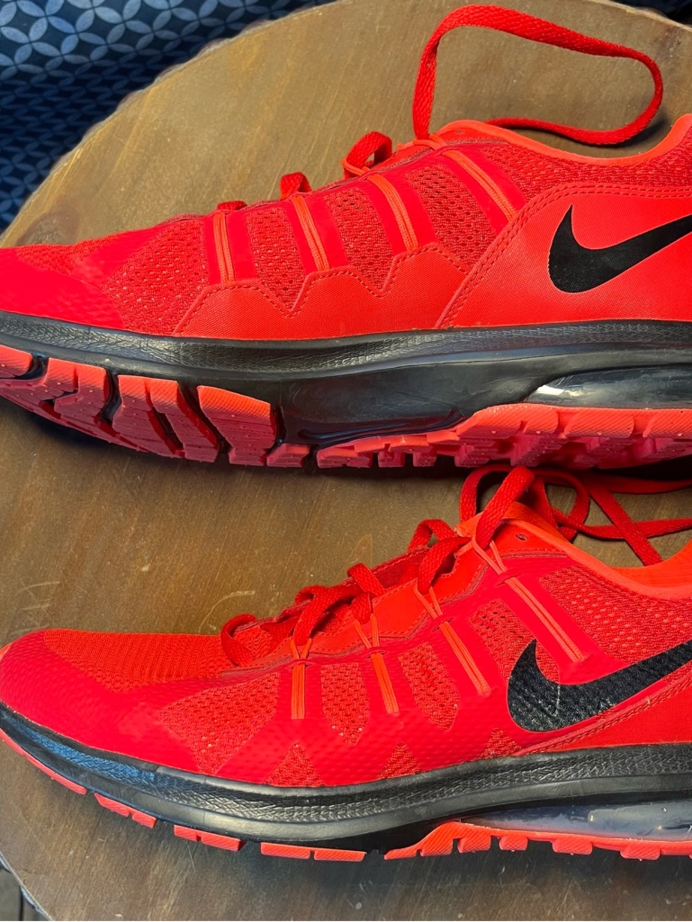 🚫SOLD🚫 Nike Men’s Bright Red Athletic Running Shoes with Black Swoosh - Picture 4 of 9